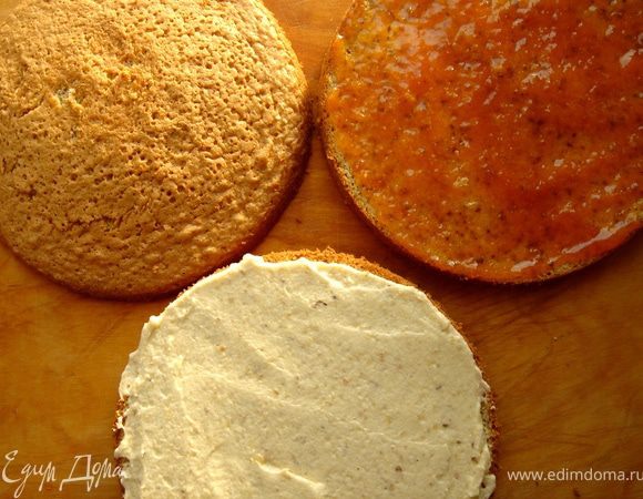 Разделить бисквит на три слоя.На нижний слой нанести масляный крем,на следующий-подогретый абрикосовый джем.Накрыть третьим слоем.Обмазать верх и бока торта масляным кремом.Украсить бока торта рубленными орехами,а верх-половинками грецкого ореха.Можно воспользоваться трафаретом и украсить торт какао.Готовый торт выдержать в холодильнике минимум 4 часа,а лучше ночь. Приятного чаепития!