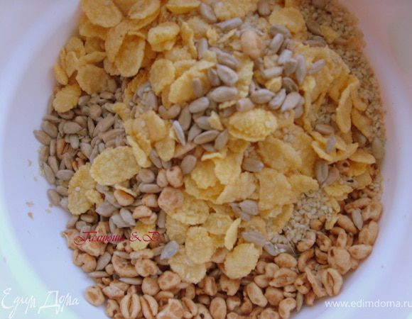 Смешиваем хлопья рисовые кукурузные и семечки