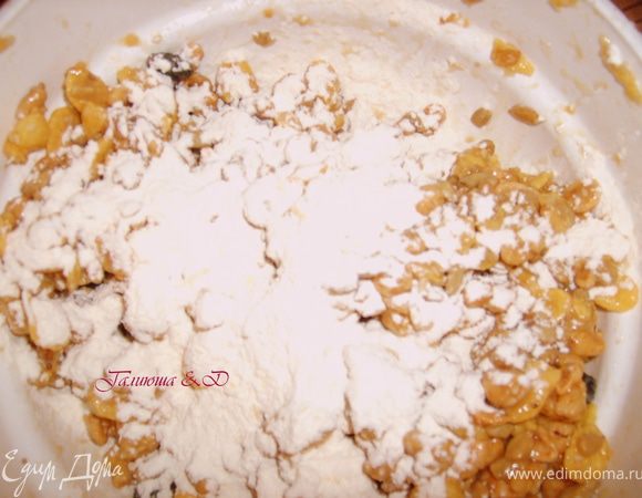 а если нет миндаля, то можно просто всыпать муку