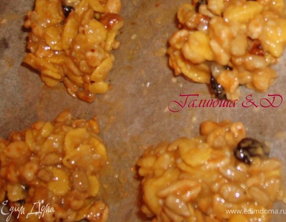 Все хорошенько перемешиваем и ложкой выкладываем на противень