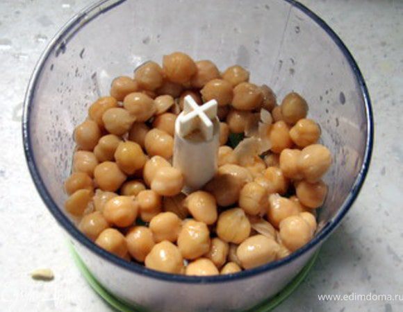 Нут замочить на ночь. Промыть и варить около часа.Готовый нут промыть.Поставить варить спагетти.Тем временем в блендере перемолоть большую половину нута с соком одного лимона.