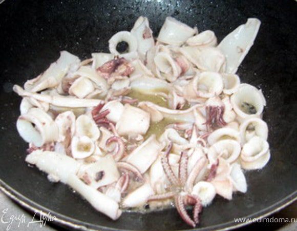 Обжарить на оливковом масле дольку чеснока. Убрать её из сковороды и обжарить на получившемся масле мелко нарезанные кальмары. Добавить пеперончино. Посолить.