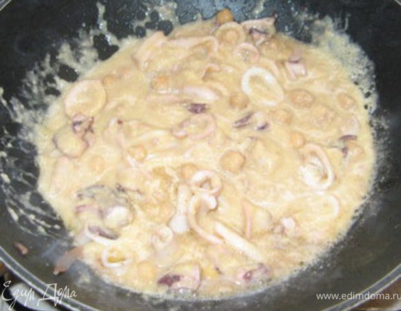 Через пару минут, когда кальмары будут готовы,добавить нут и пюре из него.Если соус получится слишком густым, добавить немго воды от варки пасты.