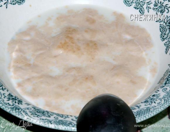 Молоко немного разогреваем до теплого, разводим в нем дрожжи и 2 ст.л. сахара. Оставляем «оживать» дрожжи до образования на поверхности пенки.