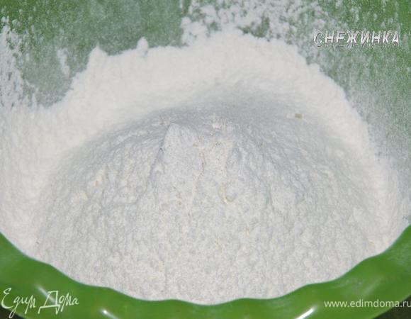 Муку просеиваем в миску, добавляем соль. 