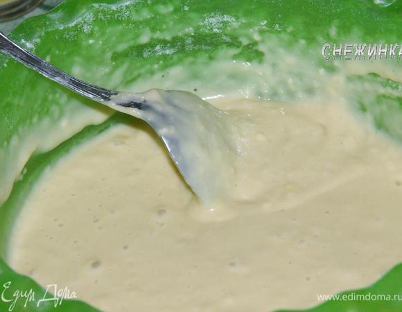 Теперь вводим в муку яйца, ПО ОДНОМУ, постоянно и тщательно вымешивая после каждого добавленного яйца, пока масса не станет однородной. На начальном этапе помогаем венчиком.