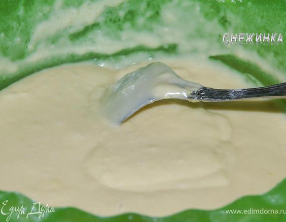 Добавляем молоко с дрожжами и растопленное масло, хорошо вымешиваем тесто ложкой. Оно получатся не густым, его не надо месить руками, оно должно быть как хорошая густая сметана.