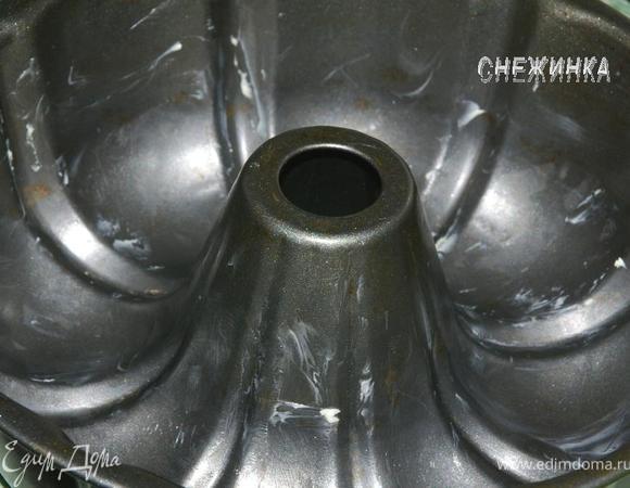 Форму в виде кольца тщательно смазываем сливочным маслом. 