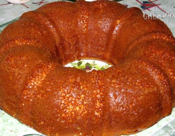 Затем выкладываем на доску или плоское блюдо. Он настолько воздушный, что при надавливании тут же возвращает свою форму.