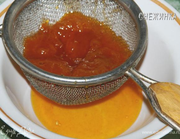 Для того, чтобы приготовить пропитку нам понадобятся половинки абрикосов из варенья. Поэтому нам необходимо их выловить из варенья и положить в дуршлачок, который закрепляем над миской, чтобы дать возможность стечь сиропу. 