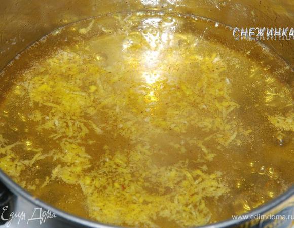 Готовим пропитку. Наливаем в кастрюльку стакан воды, доводим до кипения, добавляем сахар, перемешиваем до его растворения. Добавляем в сироп корицу, ванильный сахар и цедру лимона и апельсина. Варим на слабом огне 20 минут. Аромат – восхитительный, разлетается по всей квартире.