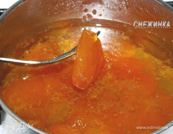 Абрикосы, которые стекали, кладем в сироп, закрываем кастрюльку крышкой и даем сиропу настояться минут 10. 