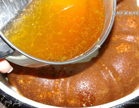 Теперь приступаем к пропитке коржа. Я уложила его в глубокую миску, в которую он уместился. Поливаем его сиропом. Удобнее это делать столовой ложкой, поочередно поливая по всей поверхности. Он должен полностью погрузиться в сироп, хорошо пропитаться.