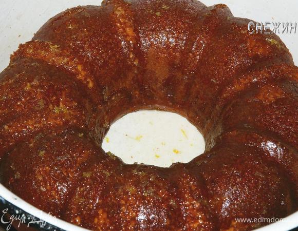 Корж очень легко поддается пропитке, и уже через несколько минут впитал практически все, у меня сталось где-то 2 ст.л. сиропа. Его я пущу на приготовление покрытия для саварена.