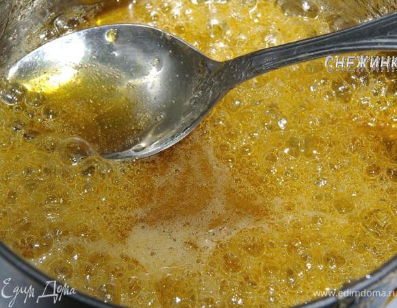 Получается загустевающий соус, оставляем его слегка остыть и еще немного загустеть.