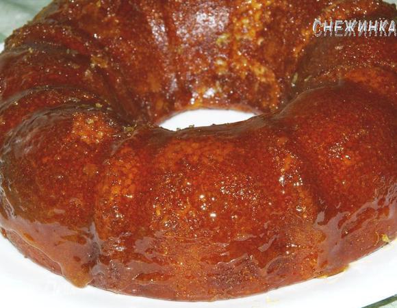 Обильно поливаем саварен, который еще в миске, соусом. Равномерно распределяем по всей поверхности. Затем перекладываем его на сервировочное блюдо. 