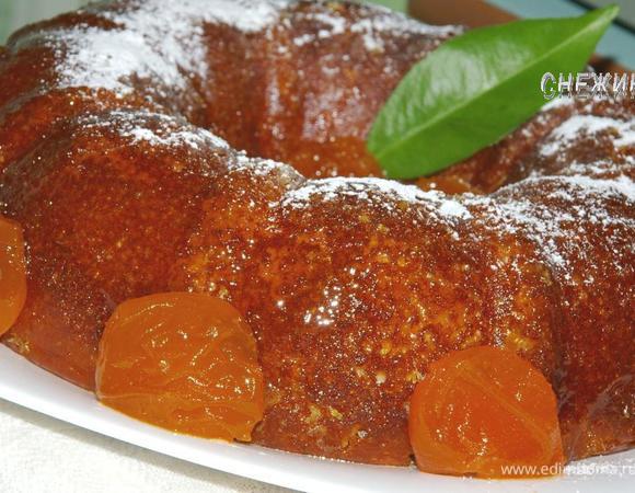Абрикосы из сиропа выкладываем по краю саварена. Сверху присыпаем сахарной пудрой и украшаем листочками мяты, лимона или апельсина. 