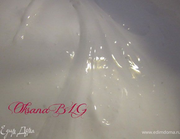 Белки и сахарную пудру поставить на огонь. Варить до температуры 55 градусов. Если нет термометра, можно аккуратно попробовать пальцем, должно быть гарячо, но не обжигающе. Снять с огня, взбить. До густой устойчивой масы.