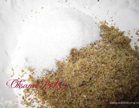 Добавить измельченные орехи и кокосовую стружку.