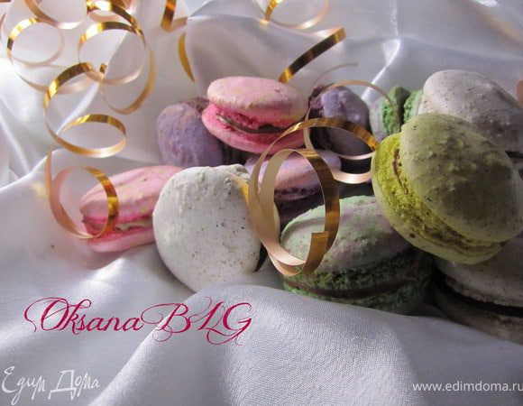 Печенья между собой можно склеить густым кремом, например ганашом. Для этого 100 мл сливок довести до кипения, добавить 100 гр шоколада. Охладить, взбить. Скрепить таким кремом печенюшки.