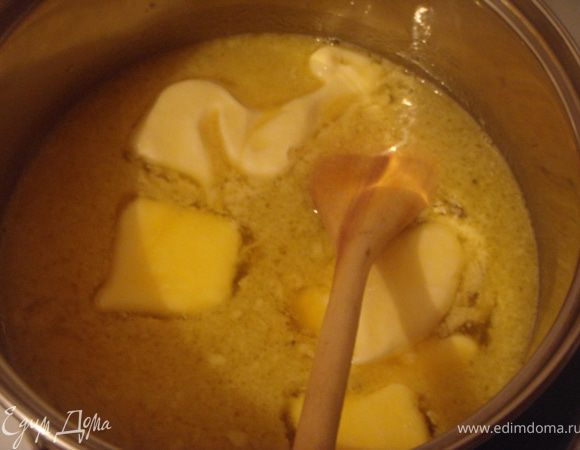 Воду налить в кастрюлю, добавить масло и вскипятить.