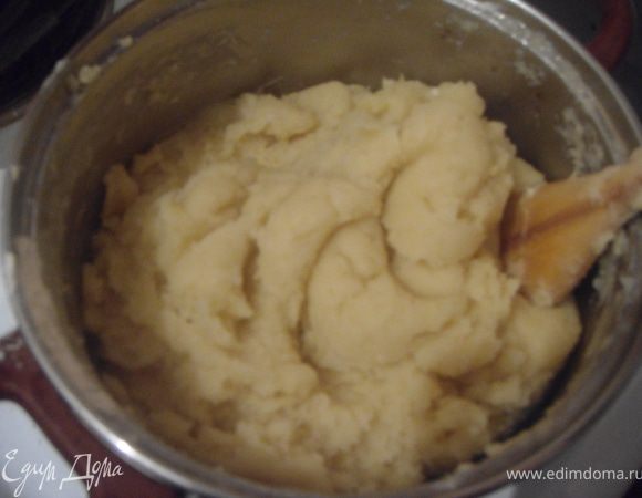 Добавить соль и муку, заместить лопаткой тесто.