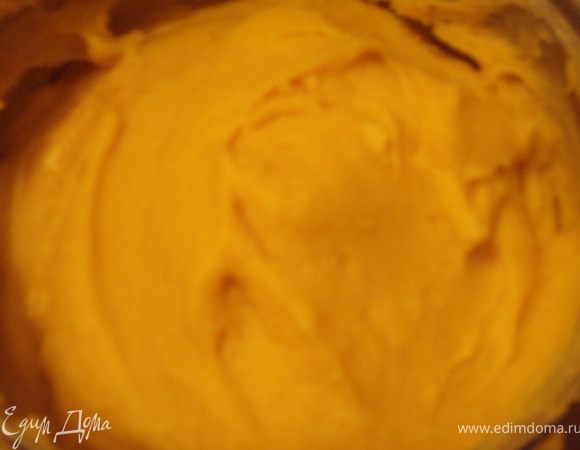 Добавить по одному яйца, после каждого тщательно перемешивать.