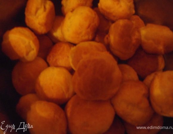 В предварительно разогретую до 200 гр духовку поместить противень на 30-35 минут. Я пекла в 2 захода, так как эклеров у меня 56 шт.