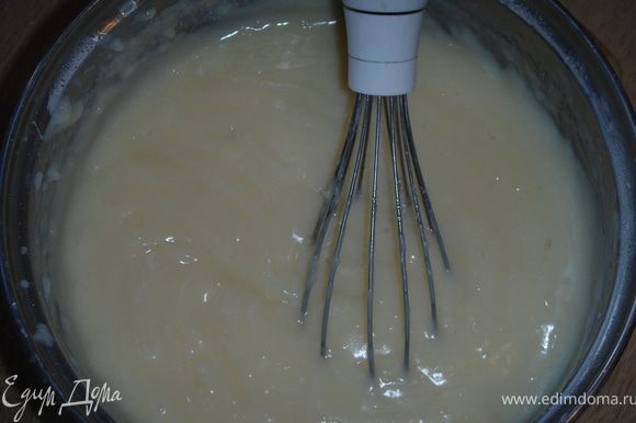 Приготовить крем патисьер: Молоко нагреть, почти до кипения с ванильным сахаром. Желтки взбить с сахаром, добавить крахмал, перемешать. Влить в молоко и при постоянном помешивании довести до загустения.