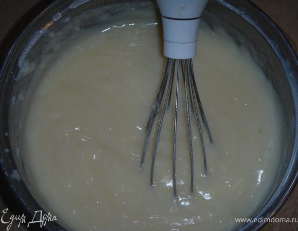 Приготовить крем патисьер: Молоко нагреть, почти до кипения с ванильным сахаром. Желтки взбить с сахаром, добавить крахмал, перемешать. Влить в молоко и при постоянном помешивании довести до загустения.