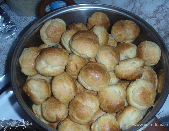 Остудить крем и с помощью кулинарного мешка начинить эклеры.