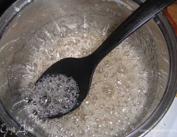 Сварить карамель из сахара и воды. Воды много не надо, только чтобы сахар намок. Когда загустеет немного проверить готовность налив каплю в стакан с водой, если станет как шарик и не растворится, значит готово.