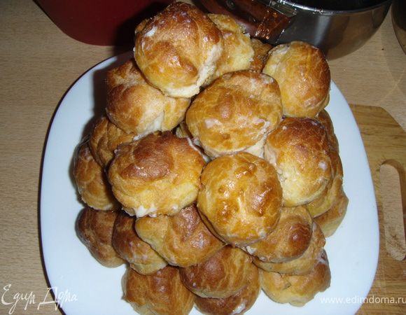 Следом выложила еще слой немного уже, обмакивая эклеры в карамель и приклеивала, чтобы они держались.