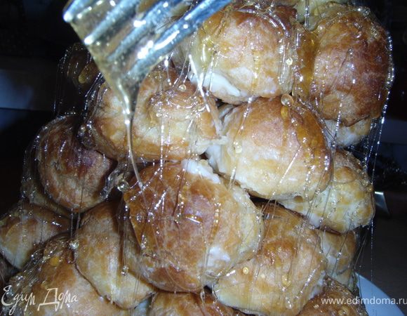 За тем украсить торт карамелью, опуская вилку в карамель и вытягивая нити обмотать торт.