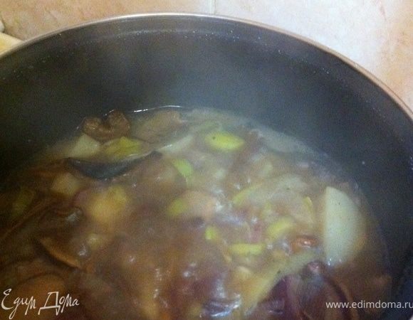 лук и картофель очистить и порезать Немного обжарить на оливковом масле, затем добавить промытые грибы, соль, перец, залить стаканом кипящей воды и варить на небольшом огне по крышкой минут 15-20. 