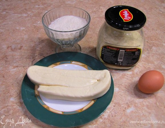 Итак - сыр, зажаренный в сухарях
В виде готового блюда я подал "сырные палочки" вместе с листьями шпината, порванными на части и заправленные Соусом Винегрет и копченым беконом, обжаренным без масла на сковороде.
