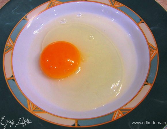 В другую тарелку разбейте яйцо.