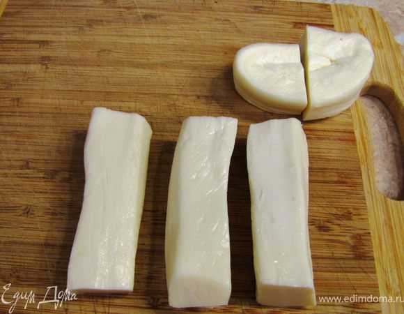 Взбейте его.
Здесь есть один маленький секретик. Яйцо нужно посолить. Если посолить яйцо вкус готового блюда будет полностью сбалансирован.
Итак.
Отрезаем от сыра бруски, длиной 10 сантиметров.