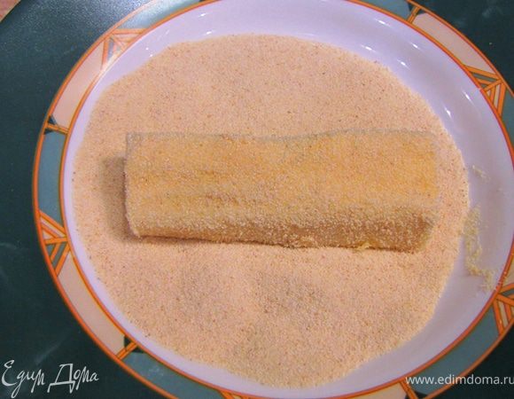 Обмакиваем сыр в подсоленное яйцо и затем в панировочные сухари, обсыпав сыр со всех сторон.