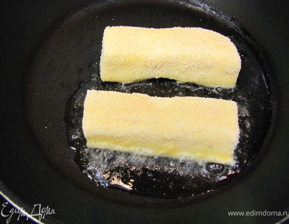 Разогреваем растительное масло в сковороде.
Аккуратно кладем сыр на сковороду и жарим, пока сыр снизу не начнет терять форму (при двойной панировке - пока не станет золотистого цвета).