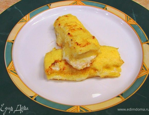 Аккуратно металлической лопаткой поднимаем сыр, чтобы зажаренный слой не съехал с бруска сыра и переворачиваем его.
На все уходит примерно пару минут. Обжарить надо только с двух сторон.
Затем снимаем сыр со сковороды и выкладываем на тарелку. При данном подходе на сыре остается очень мало масла и выкладывать на бумагу нет необходимости, но если хотите, сделайте это.
Если хотите сделать более красивые палочки (но, увы, в ущерб вкусу - хотя, конечно, о вкусах не спорят ), обсыпьте сырный брусок мукой, затем в яйцо, потом в панировочные сухари или панировочные сухари, затем снова в яйцо и еще раз в сухари, не забывая про торцы. В таком виде обжаривание может проходить значительно дольше и до золотистой корочки.
на фото - разовая панировка.