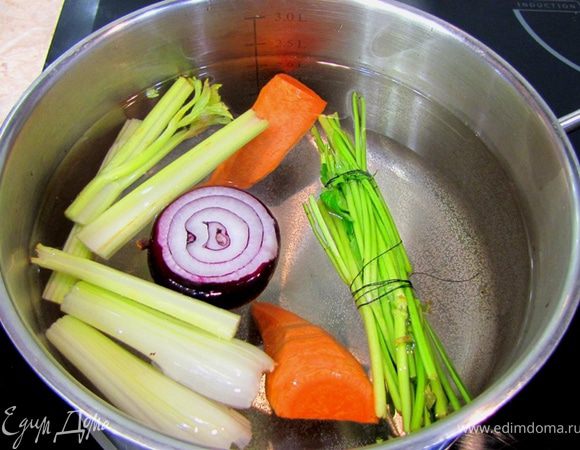 Сначала готовим овощной бульон.
Для этого, наливаем в кастрюлю 2 литра воды. Ставим на огонь.
Очищаем головку лука и втыкаем в нее две гвоздки. Чистим морковь и Режем пополам.
Режем на три части каждый стебель сельдерея.
Оставшиеся стебли от петрушки или других трав связываем хлопчатобумажной нитью.
Чистим два небольших клубня картофеля.
Все кладем в воду.