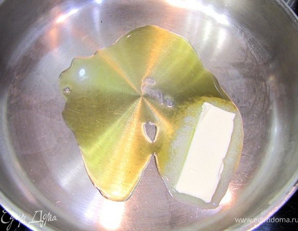 Разогреваем в сковороде на среднем огне растительное масло. Добавляем для вкуса сливочное масло.