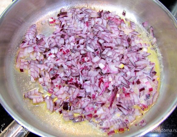 Обжариваем на растительном масле или смеси растительного и сливочного масла (для вкуса). Очень важно, чтобы луг не подгорел, а лучше даже просто потушился до мягкости.