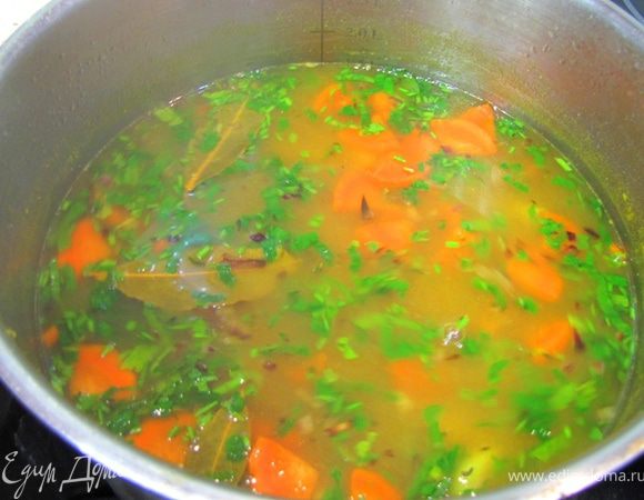 Смотрим на упаковке пасты сколько времени надо варить пасту. В соответствии с этим закладываем пасту в бульон. В это же время положите тимьян, чтобы он успел размягчиться и отдал бы свои запах и вкус в бульон. Дайте постоять супу минут 15-20.
Расчитайте время когда надо будет класть морковь и картофель, если морковь будет вариться 7-10 минут, а картофель 5-7 минут. У меня на упаковке было написано 12 минут, т.е. через две минуты после закладывания пасты я положил морковь и еще через три минуты -картофель.
Когда паста будет уже готова, переложите в кастрюлю обжаренный лук.
Перемешайте.
Посолите.
Положите куркуму для цвета и дополнительного аромата.
Положите три лавровых листа. Поперчите.
Через одну минуту выключите огонь и положите рубленную петрушку.