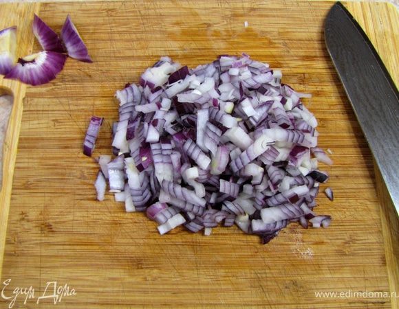 Замочите сушеные грибы в холодной воде (примерно на тридцать минут).
Срежьте у лука сухую стрелку и разрежьте луковицу пополам, не отрезая попку и не чища. Теперь можете легко снять кожуру. Снимайте вместе с верхним сочным слоем, т.к. он не очень сочный  
Порежьте лук вдоль, не дорезая до конца, чтобы "попка" оставалась целой, теперь, когда вы будете резать лук поперек - лук не распадется на слои.