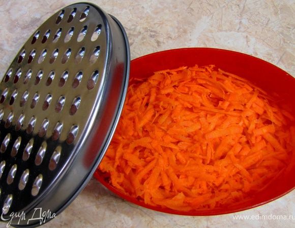 Натрите морковь на крупной терке.