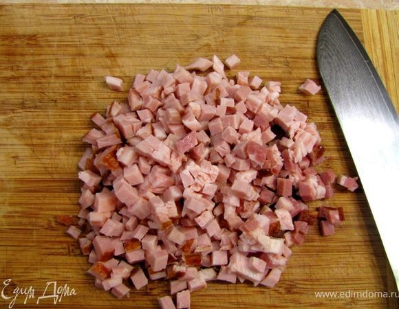 Грудинку порежьте небольшими, но равными кубиками.
