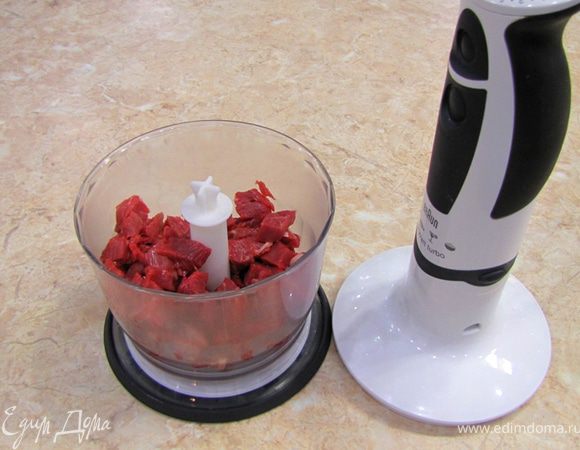 Я не знаю (но догадываюсь) какие процессы происходят при рубке мяса, но если мясо размолоть в блендере, а не в масорубке, в готовом блюде оно будет намного сочнее и нежнее.