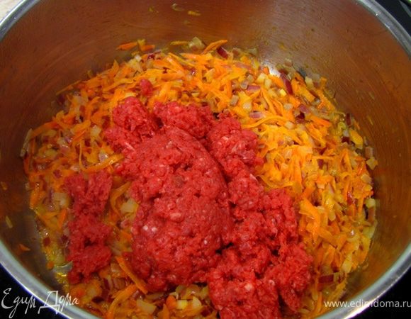 Сделайте огонь выше среднего и положите в сковороду фарш. Разбейте фарш и обжаривайте его со всех сторон, пока он не станет коричневым (еще 5 минут).